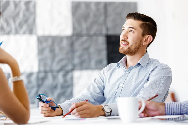 Knappe zakenman in office — Stockfoto