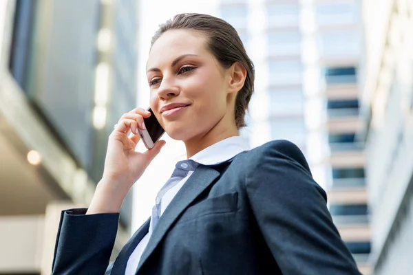 Portrait of business woman smiling outdoor — Stock Photo, Image