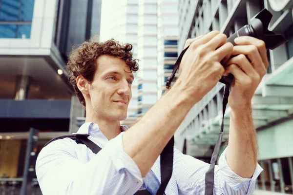 Männlicher Fotograf beim Fotografieren — Stockfoto