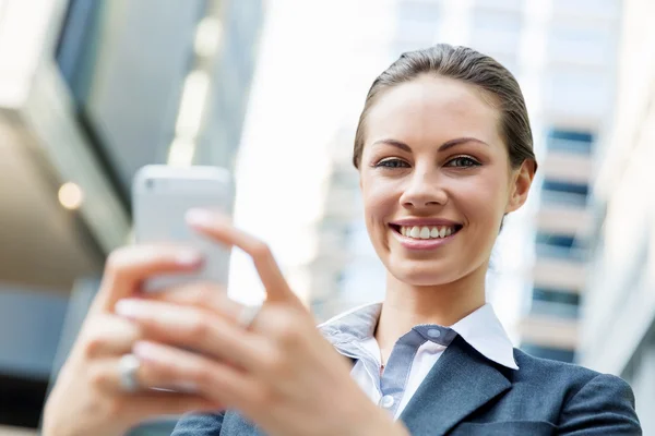 Portrait of business woman smiling outdoor — Stock Photo, Image