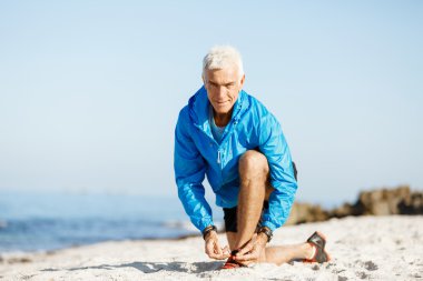 Runner ayakkabılarını verdi ve koşu için hazırlar