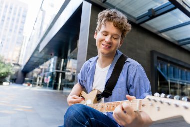 Gitar City ile genç müzisyen