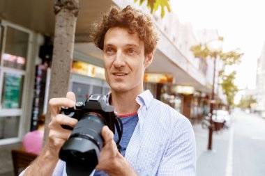 Erkek fotoğrafçı alarak resim