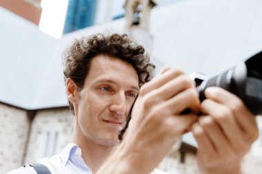 Erkek fotoğrafçı alarak resim