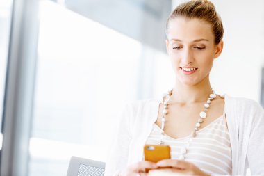 Çekici ofis çalışanı masada oturuyor.