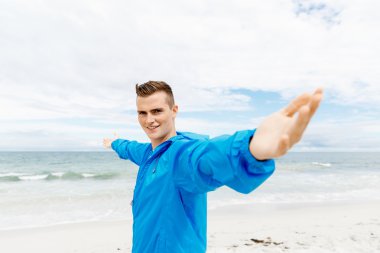 Silah spor giyim ile genç adam uzanmış