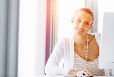 Çekici ofis çalışanı masada oturuyor.