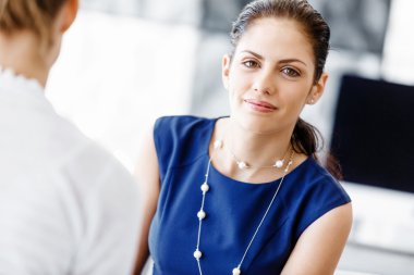 Ofiste iki bayan meslektaşım var.