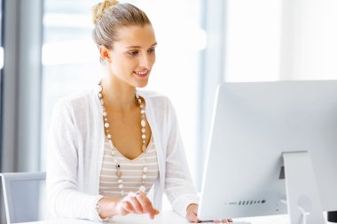 Çekici ofis çalışanı masada oturuyor.