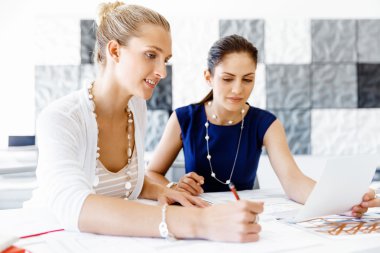 Ofiste iki bayan meslektaşım var.