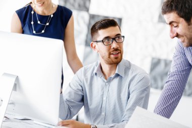 Modern ofisteki iş adamları