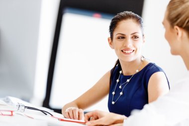 Ofiste iki bayan meslektaşım var.