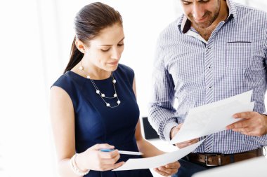 Modern ofisteki iş adamları