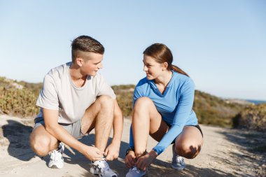 Koşucular birkaç ayakkabı Dantel ve koşu için hazırlamak