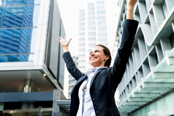 Retrato de mujer de negocios sonriendo al aire libre —  Fotos de Stock