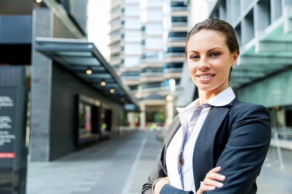 Retrato de mujer de negocios sonriendo al aire libre —  Fotos de Stock