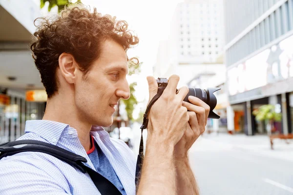 Laki-laki fotografer mengambil gambar — Stok Foto