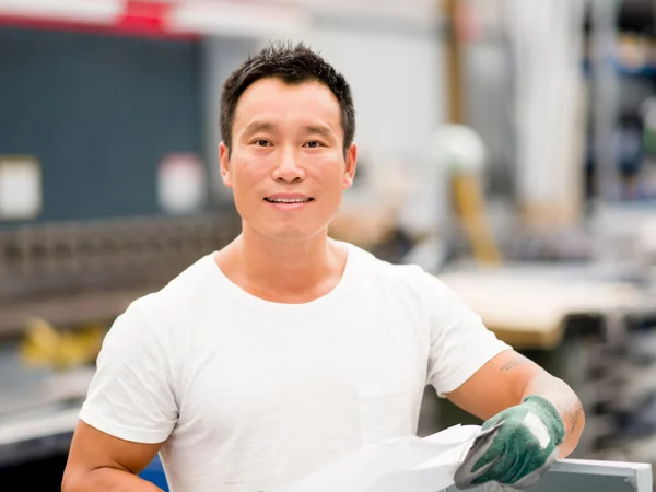 Trabajador asiático en planta de producción en planta de fábrica — Foto de Stock