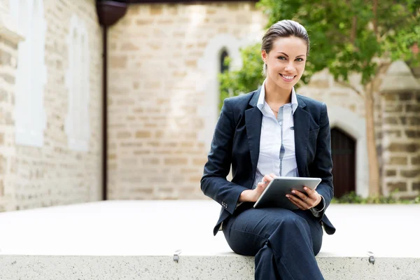 Portrait of business woman smiling outdoor — Stock Photo, Image