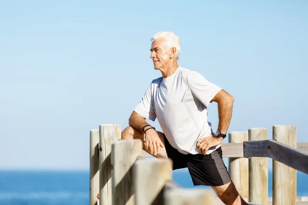 Hombre entrenando en la playa afuera —  Fotos de Stock