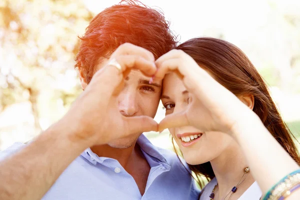 Pareja joven en el parque — Foto de Stock