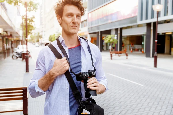 Turista masculino en la ciudad — Foto de Stock