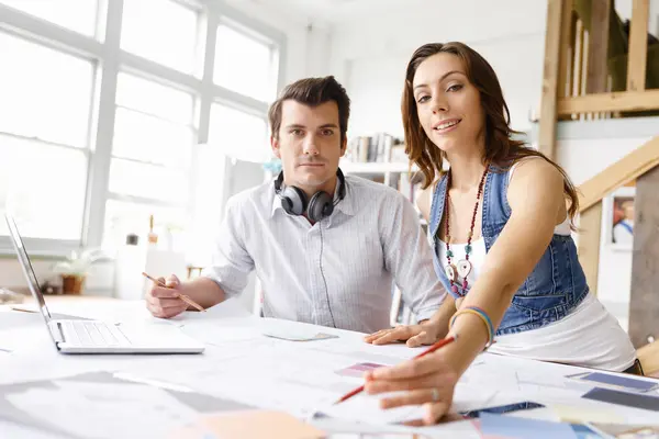 Start-up Team av två unga människor — Stockfoto