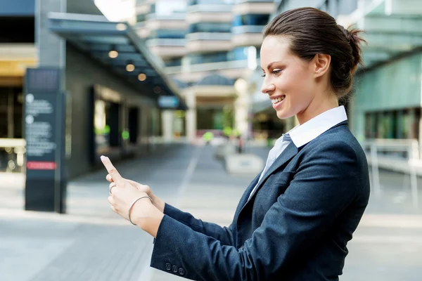 Portrait de femme d'affaires souriant en plein air — Photo