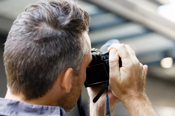 Male photographer taking picture — Stock Photo, Image