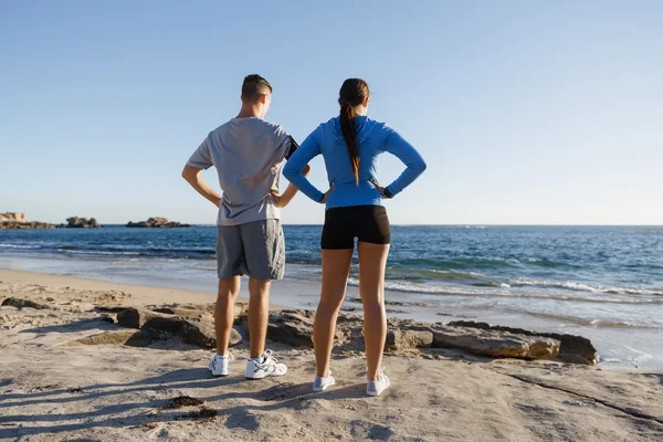 Jovem casal em formação de praia juntos — Fotografia de Stock