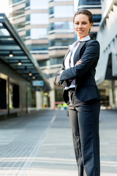 Portret van een zakenvrouw glimlachend buiten — Stockfoto