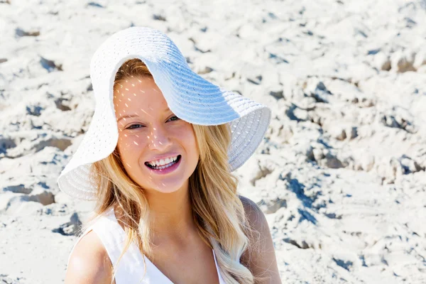 Junge Frau entspannt am Strand — Stockfoto