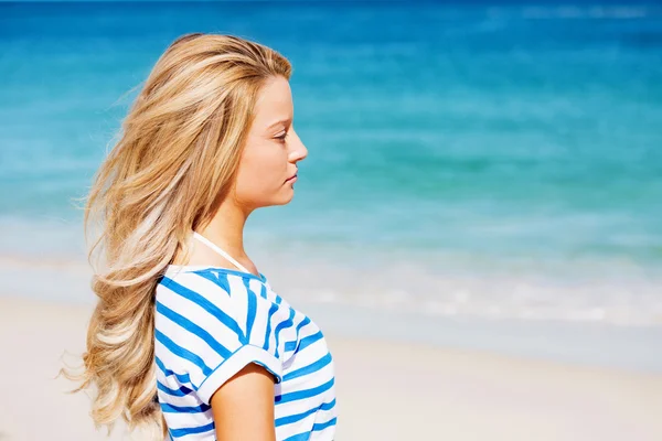 Mujer joven relajándose en la playa — Foto de Stock