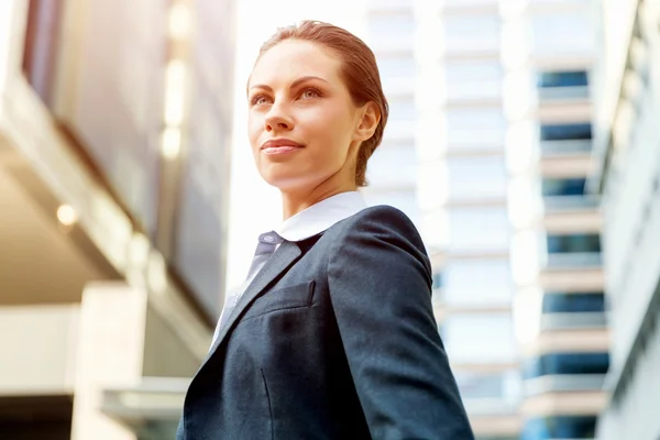 Portrait of business woman smiling outdoor — Stock Photo, Image