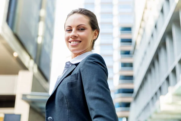 Ritratto di donna d'affari sorridente all'aperto — Foto Stock