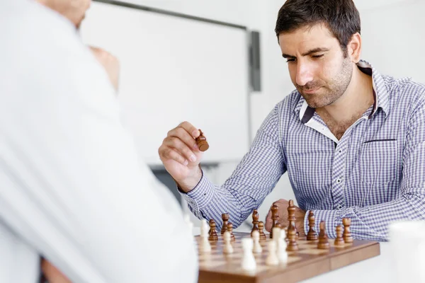 Portrett av to unge menn som spiller sjakk – stockfoto