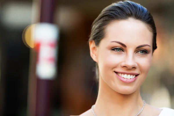 Portret van een zakenvrouw glimlachend buiten — Stockfoto
