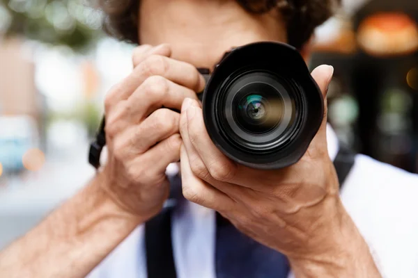 Manlig fotograf tar bilden — Stockfoto