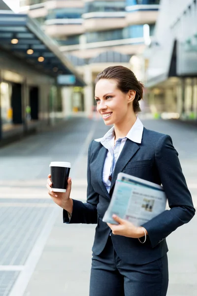 Portrait de femme d'affaires marchant et souriant en plein air — Photo