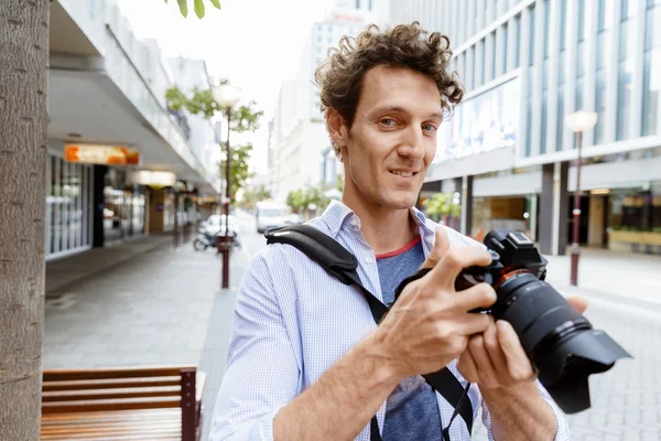 Fotógrafo masculino tomando fotos — Foto de Stock