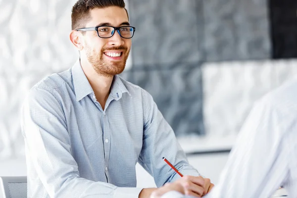 Mannelijke kantoor werknemer zit aan Bureau — Stockfoto