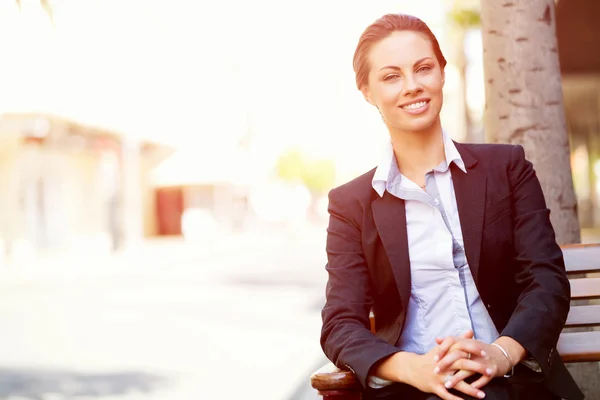 Porträtt av affärskvinna leende utomhus — Stockfoto