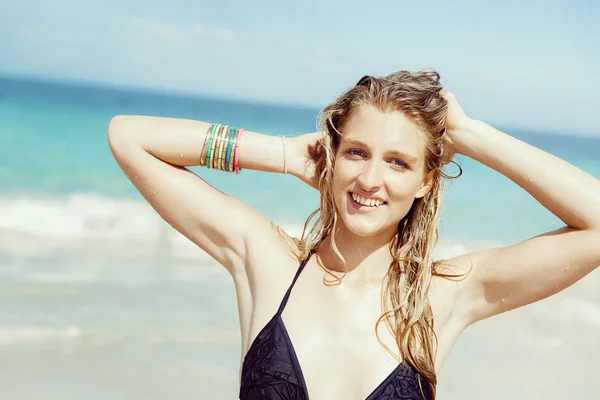 Jonge vrouw op het strand — Stockfoto