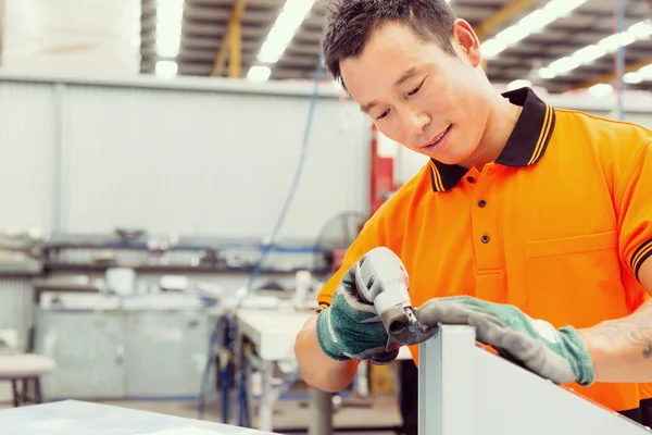 Trabajador asiático en planta de producción en planta de fábrica — Foto de Stock