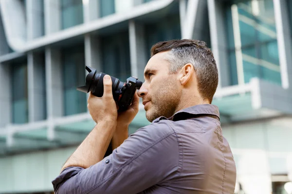 Mannlig fotograf som tar bilde – stockfoto