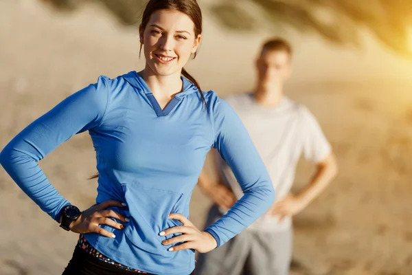 Pareja joven en el entrenamiento de playa juntos — Foto de Stock