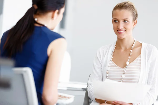 Twee vrouwelijke collega 's in functie — Stockfoto