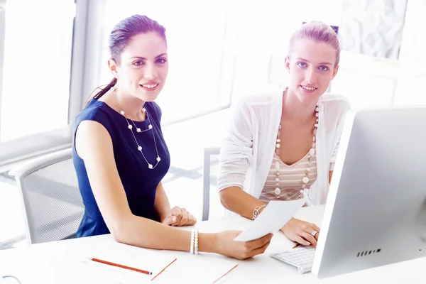 Two female colleagues in office — Stock Photo, Image