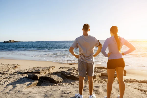 Jeune couple sur la plage d'entraînement ensemble — Photo