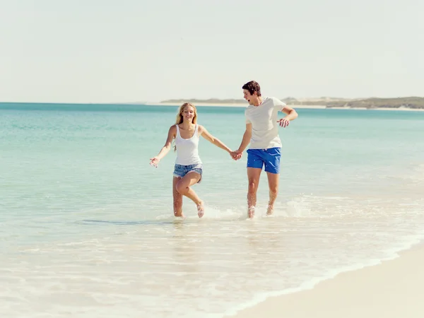 Romantico giovane coppia sulla spiaggia — Foto Stock